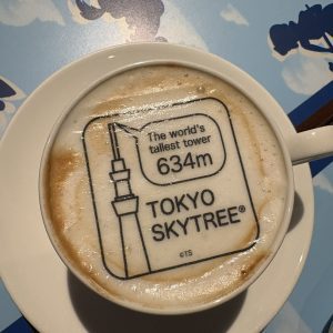Kaffe og kage på toppen af Tokyo Skytree